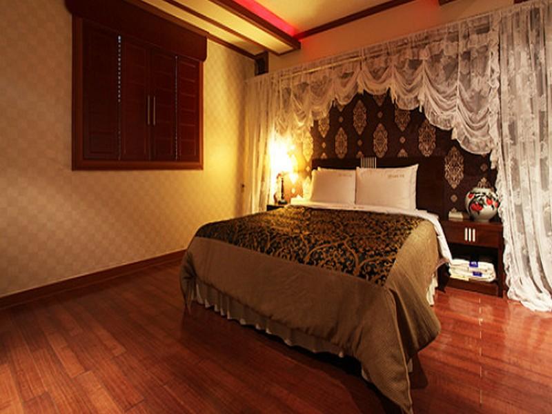 Goodstay Riviera Hotel