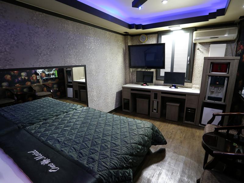 One 1 Motel