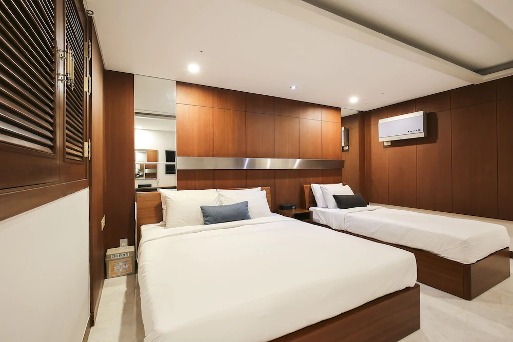 Themepark Tourist Hotel