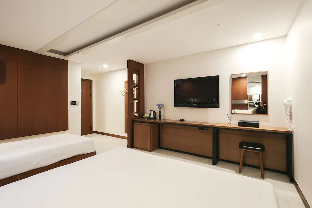 Themepark Tourist Hotel