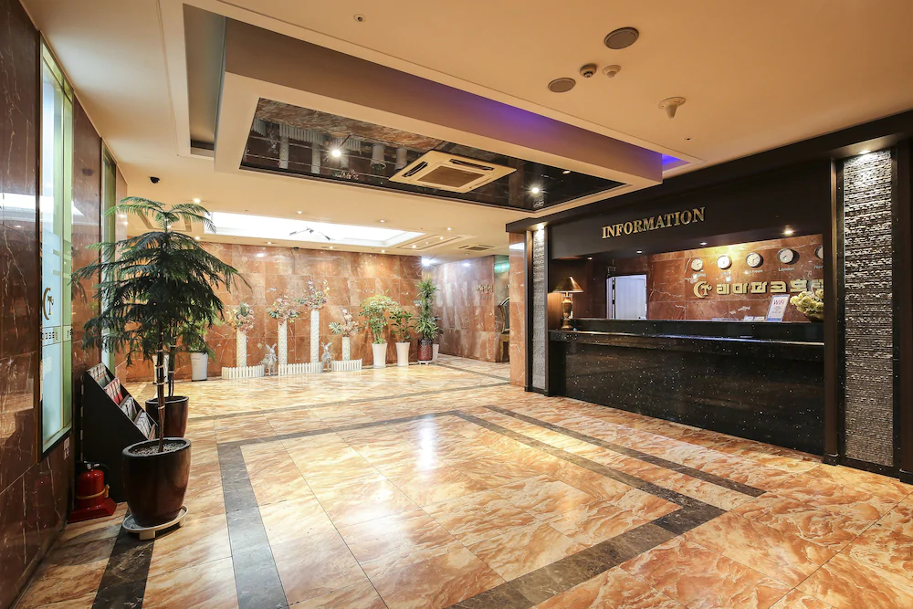 Themepark Tourist Hotel