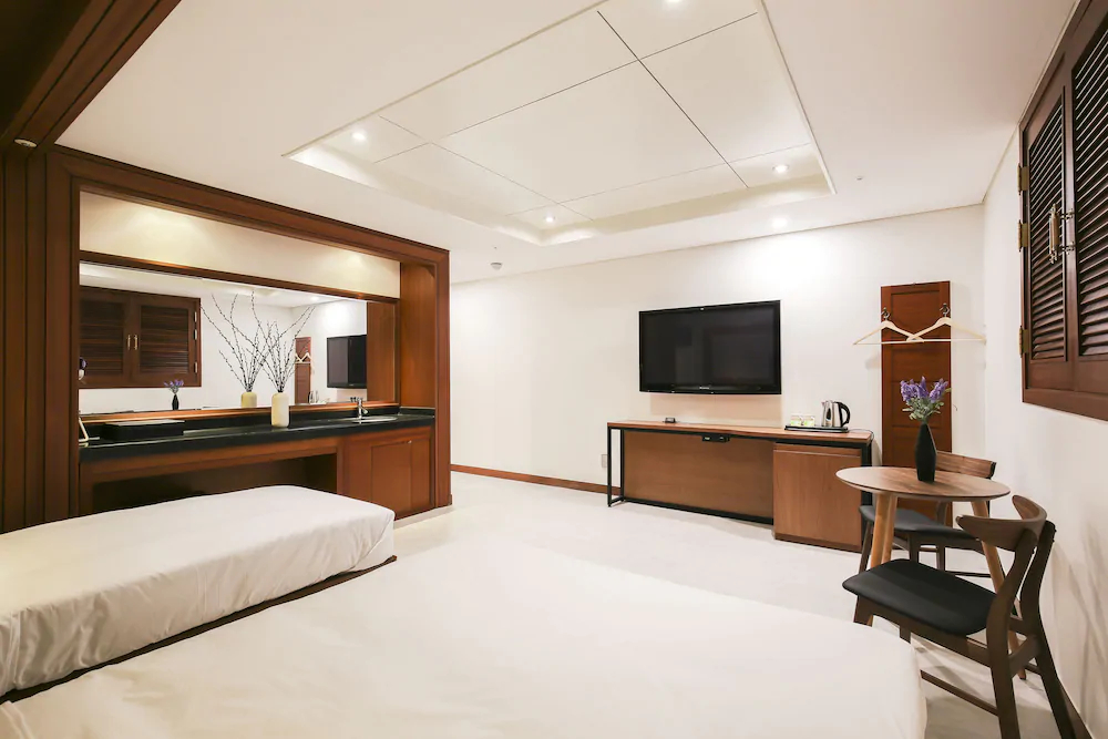 Themepark Tourist Hotel