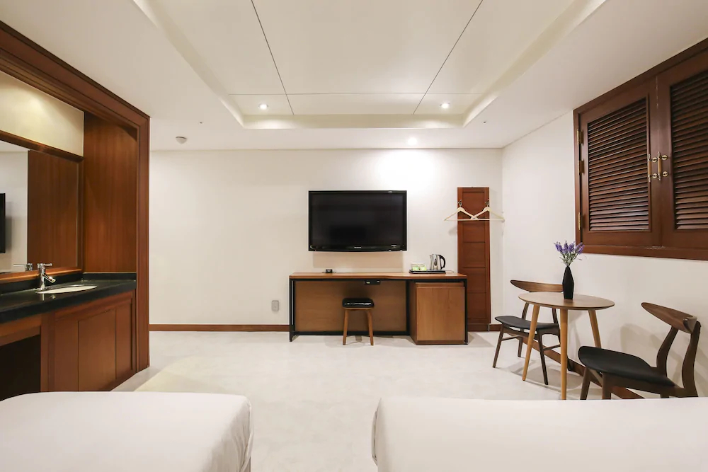 Themepark Tourist Hotel