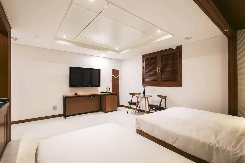 Themepark Tourist Hotel