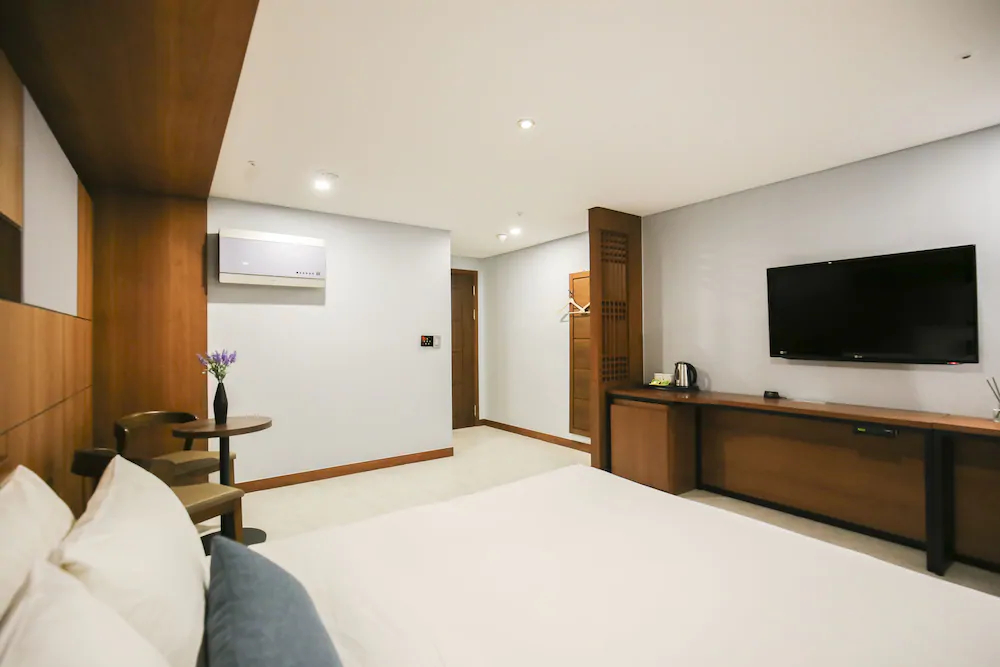 Themepark Tourist Hotel