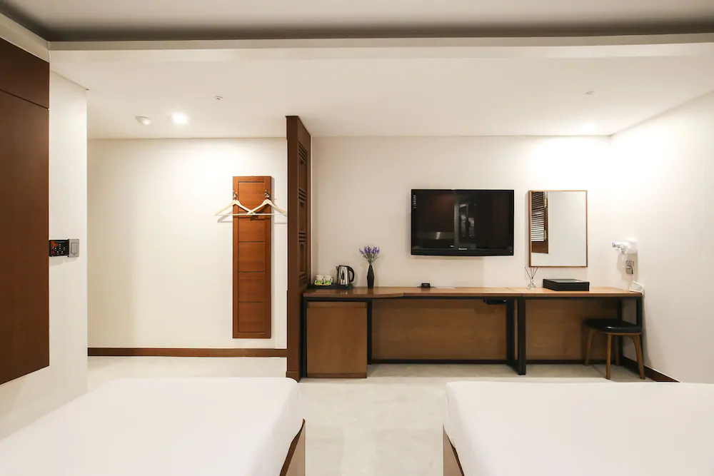 Themepark Tourist Hotel