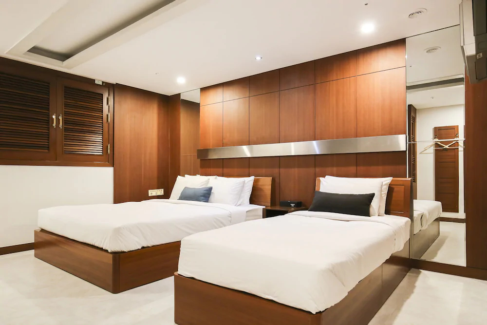 Themepark Tourist Hotel