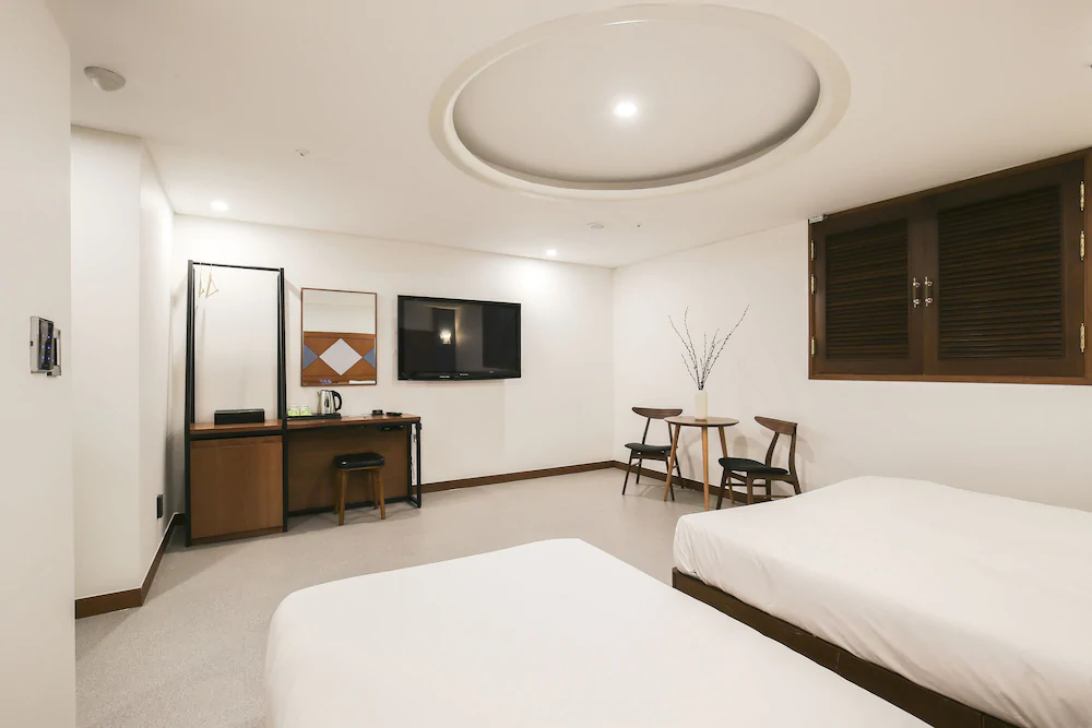 Themepark Tourist Hotel