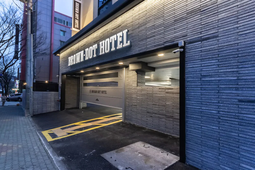 Brown Dot Hotel Centum