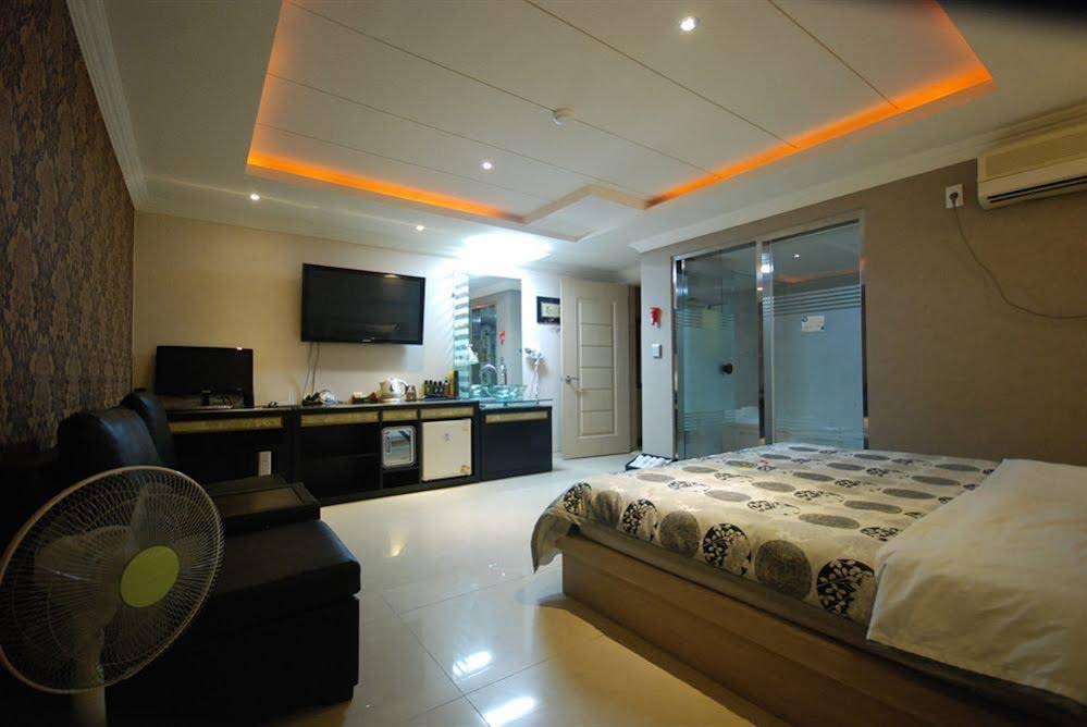 Gray Ground Hotel