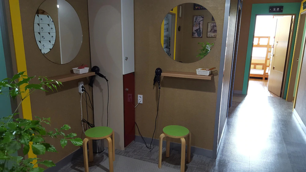 Huy+ Guesthouse