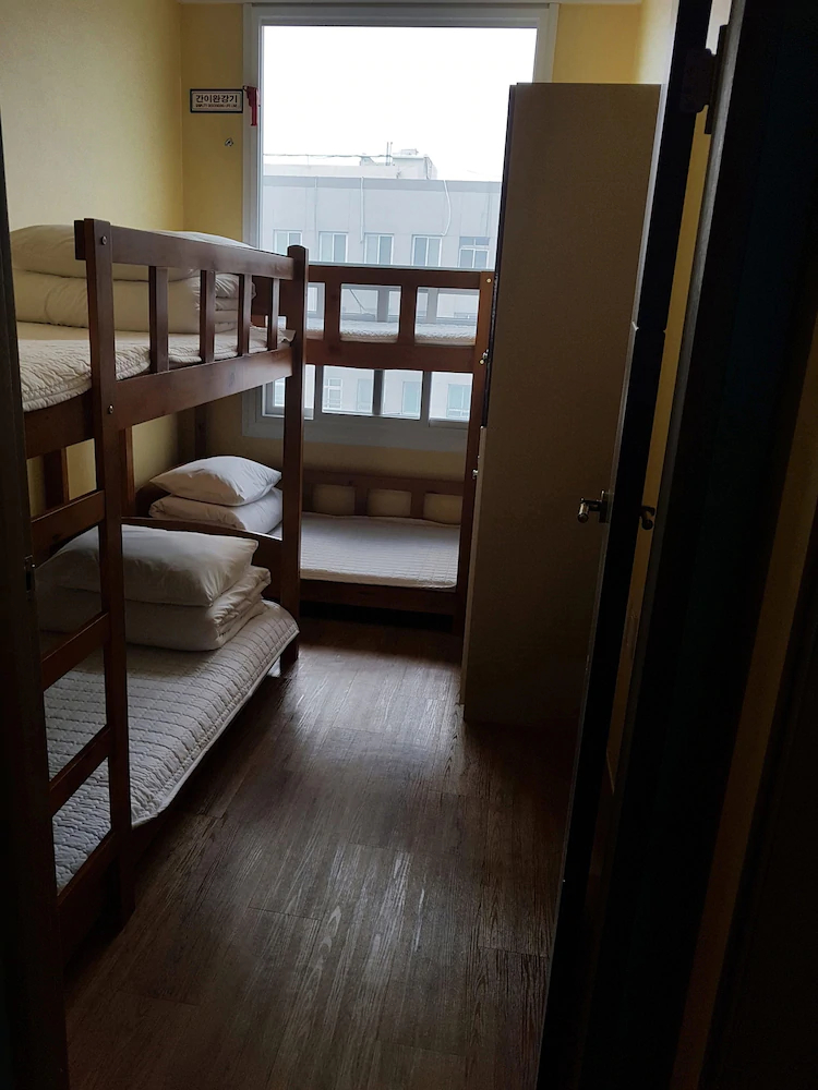 Huy+ Guesthouse