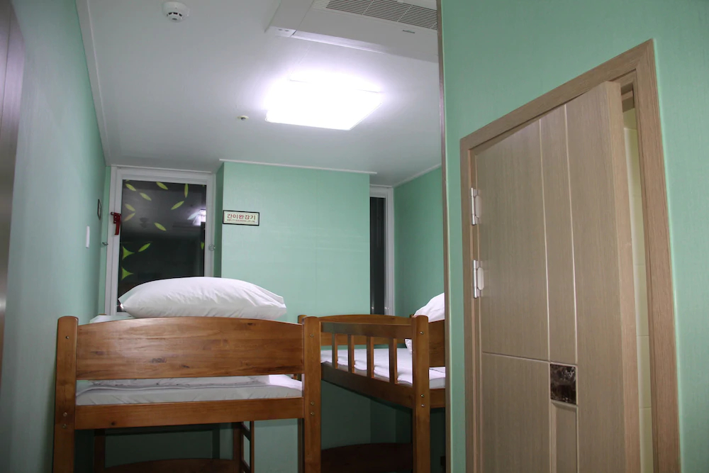 Huy+ Guesthouse