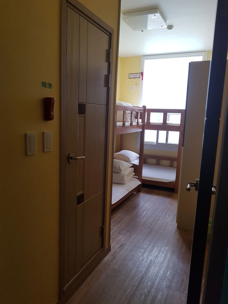 Huy+ Guesthouse