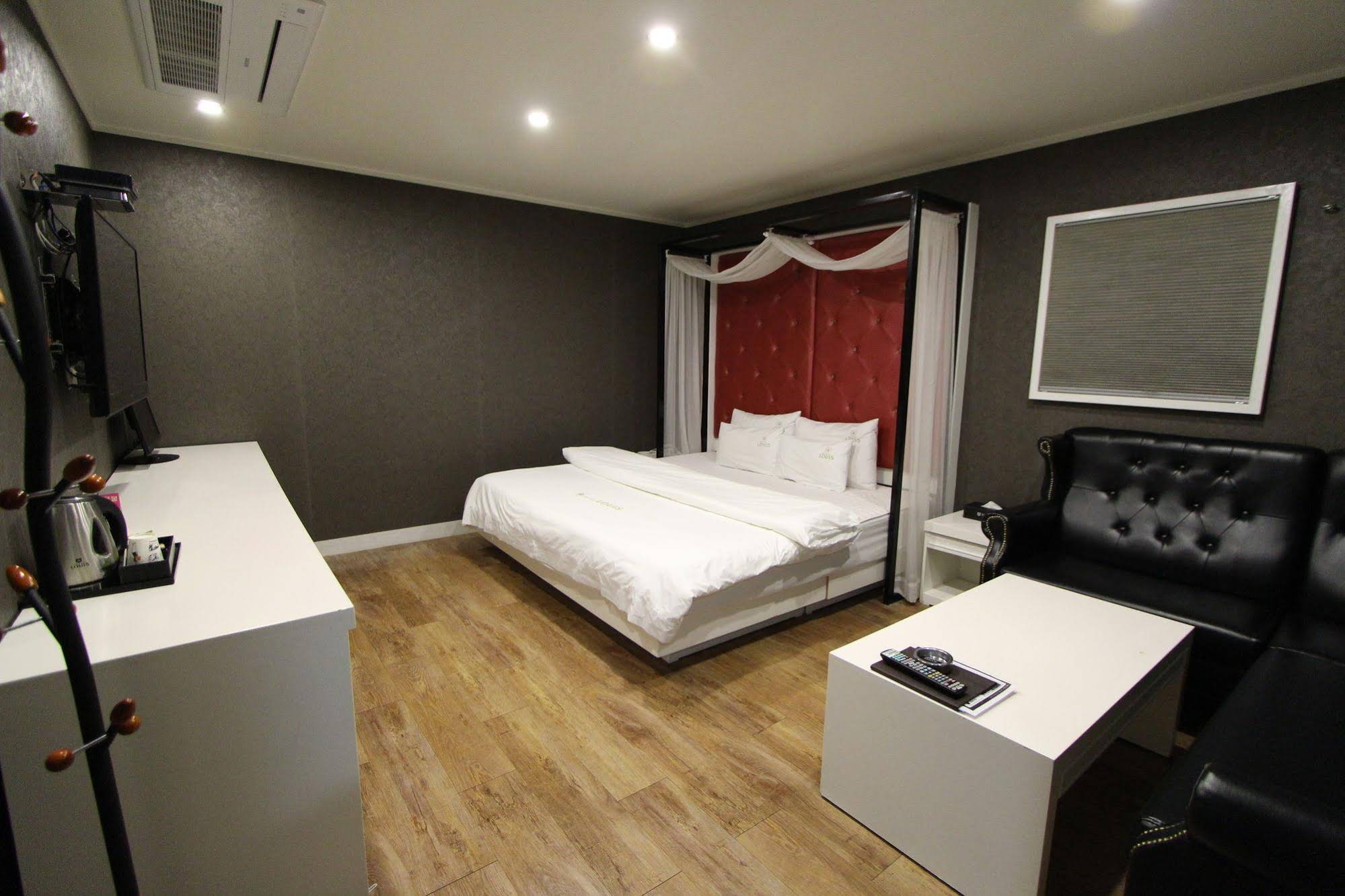Louis J Hotel