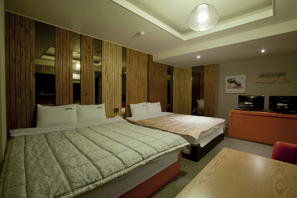 Max Motel