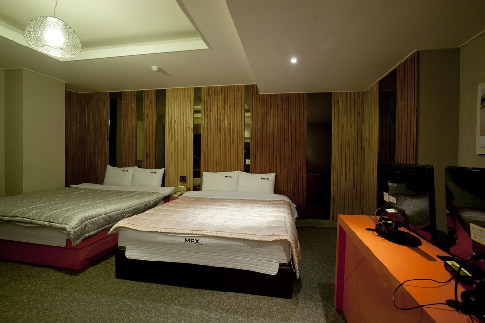 Max Motel