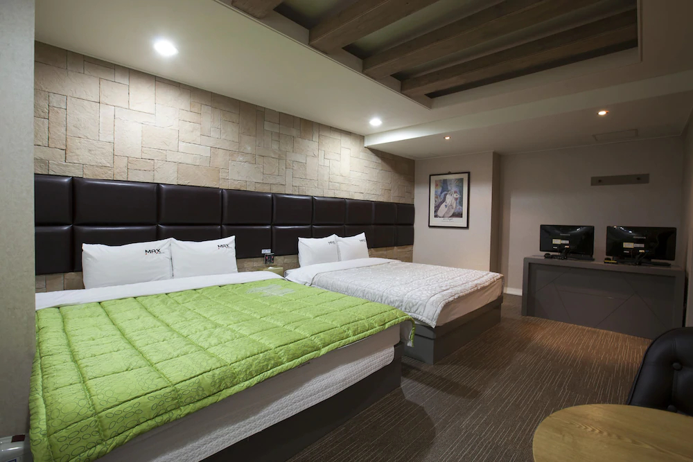 Max Motel