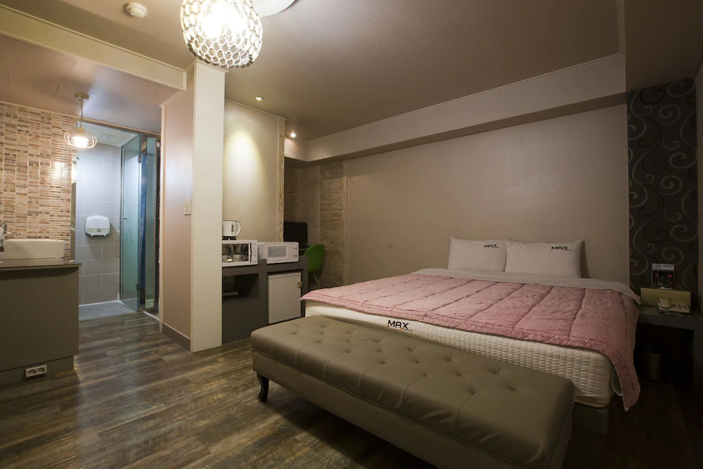 Max Motel