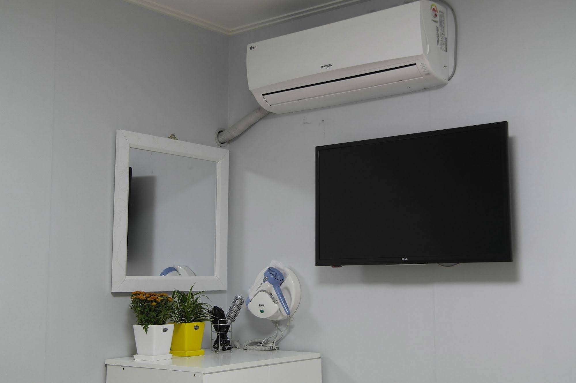 Sun and Moon Guest House - Hostel