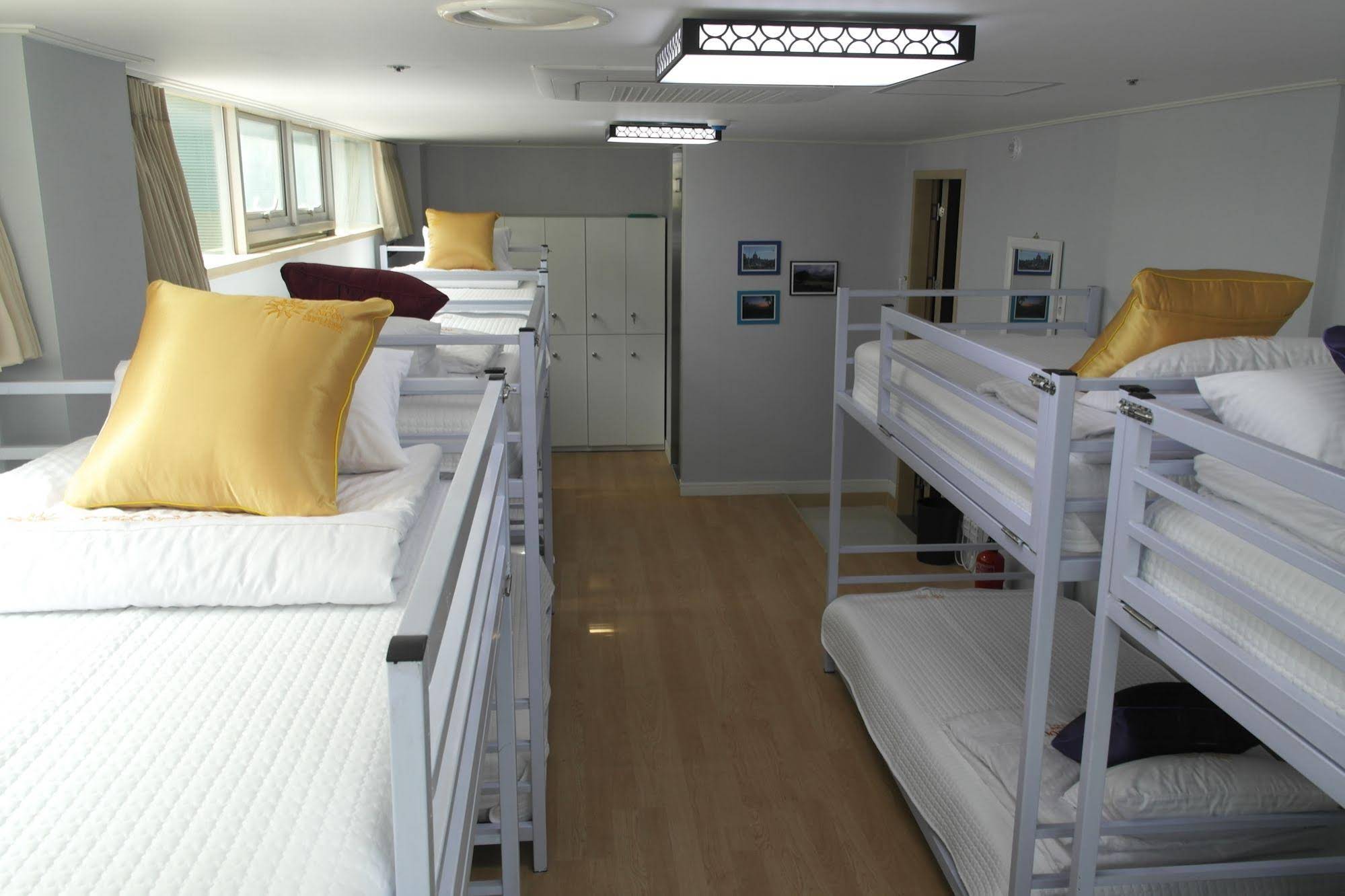 Sun and Moon Guest House - Hostel
