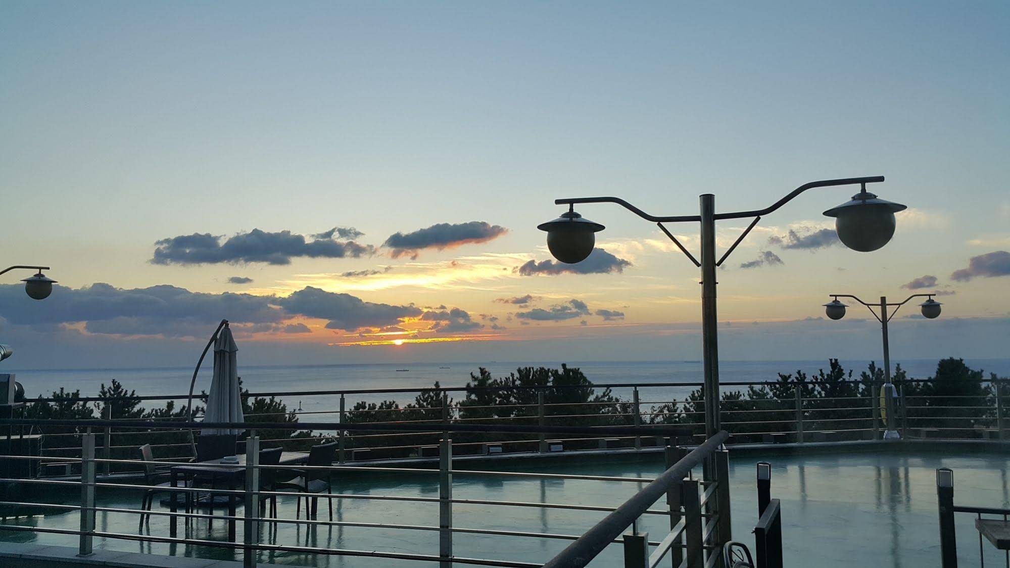 Sun and Moon Guest House - Hostel