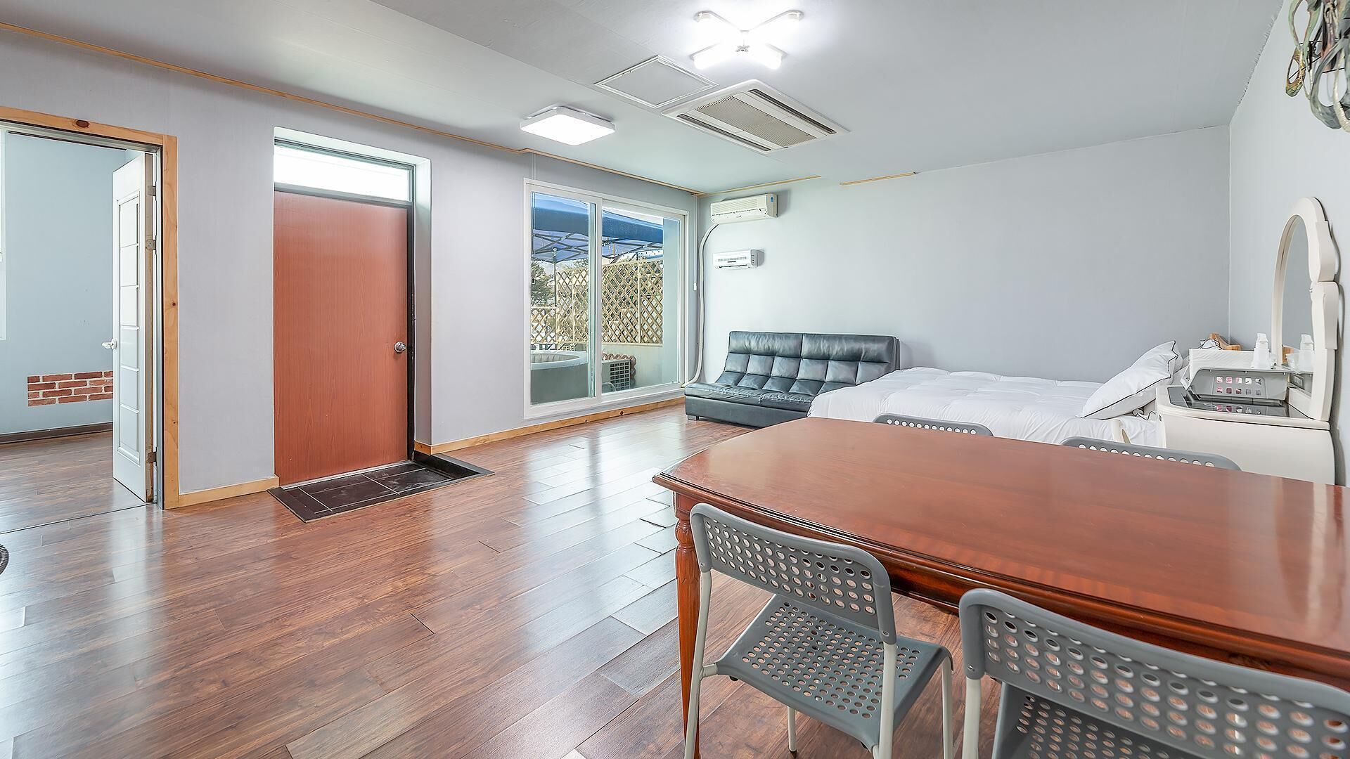 Chuncheon Dogandstay