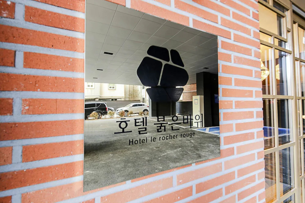 Lerocherrouge Hotel
