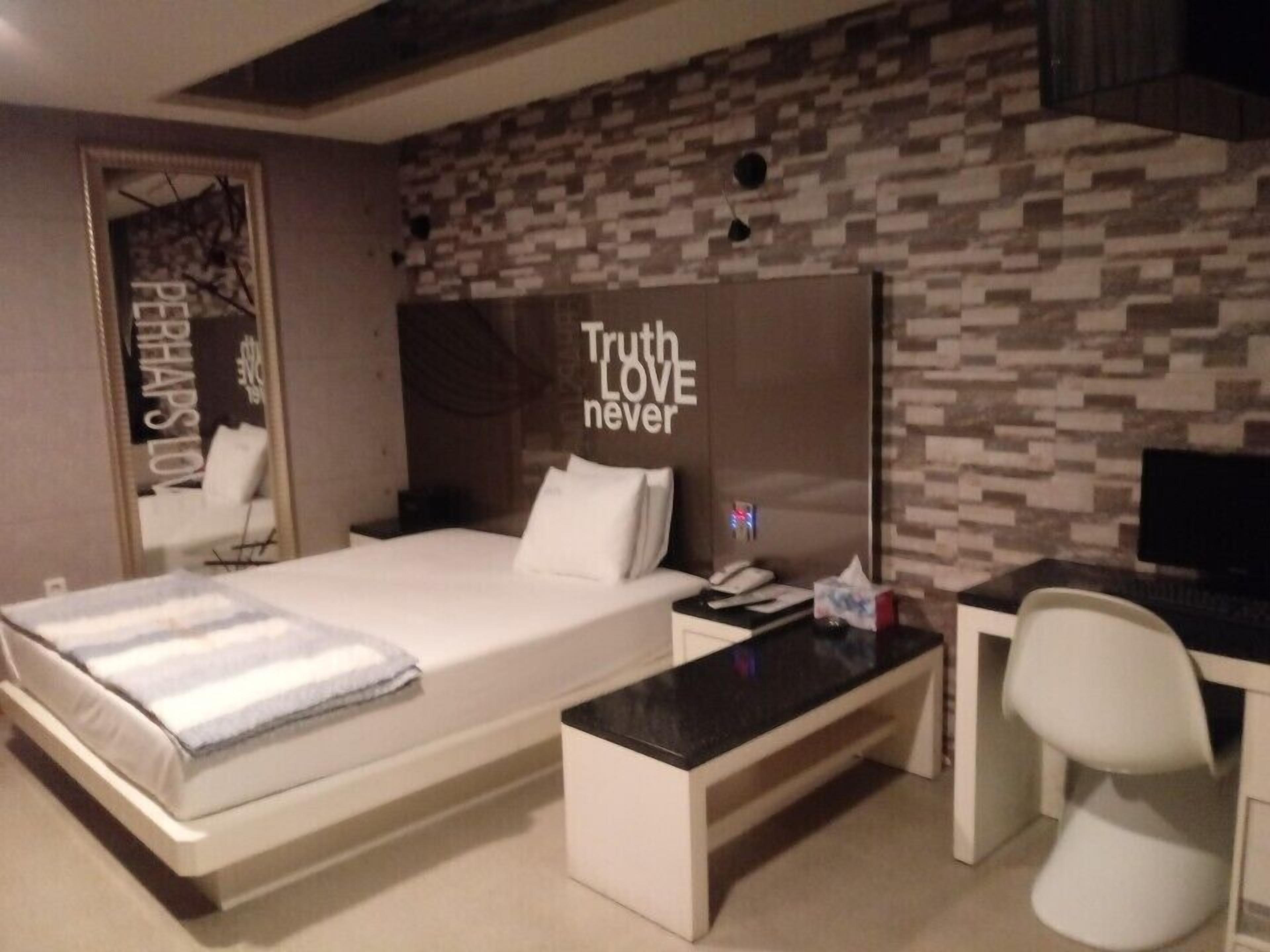 Couple Motel