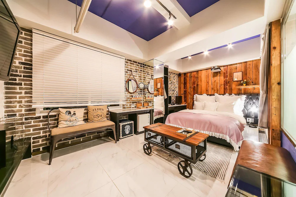 Hotel February Suseong