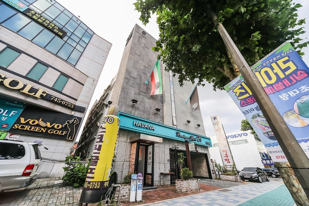 Hotel February Suseong