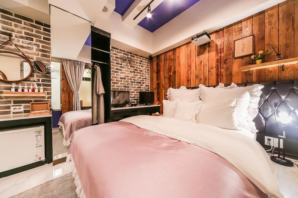 Hotel February Suseong