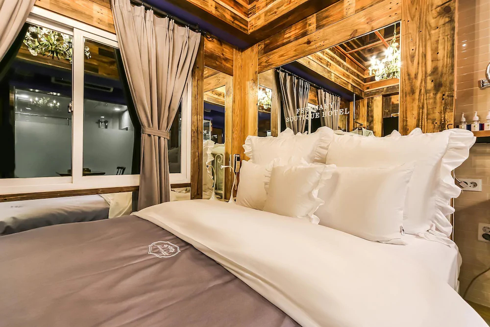 Hotel February Suseong