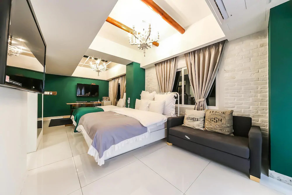 Hotel February Suseong