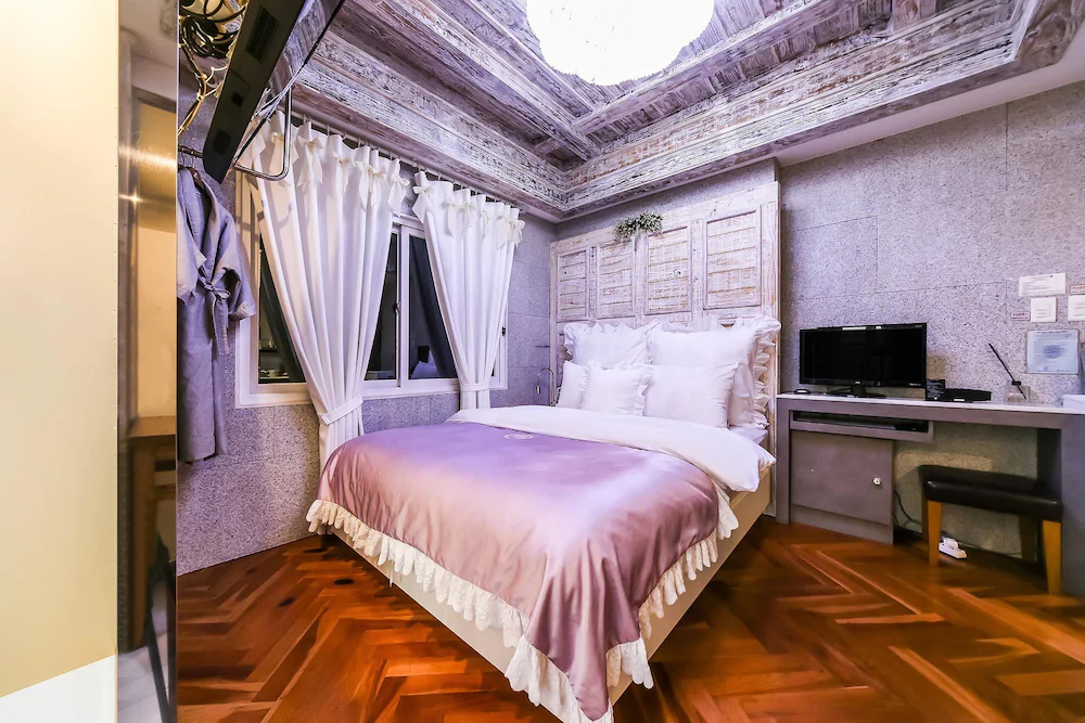 Hotel February Suseong