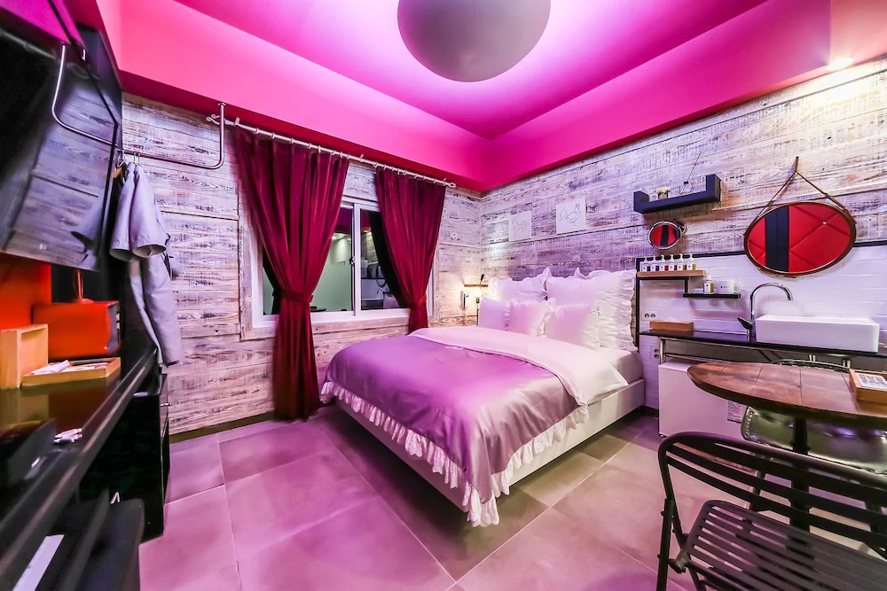 Hotel February Suseong