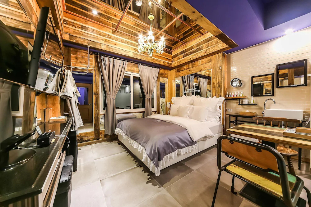 Hotel February Suseong