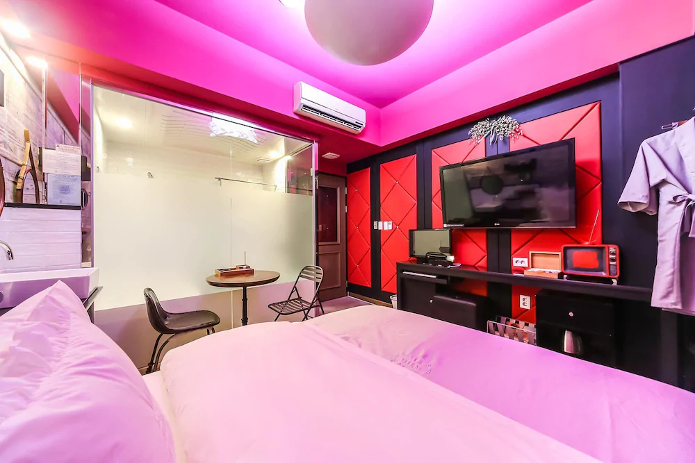 Hotel February Suseong