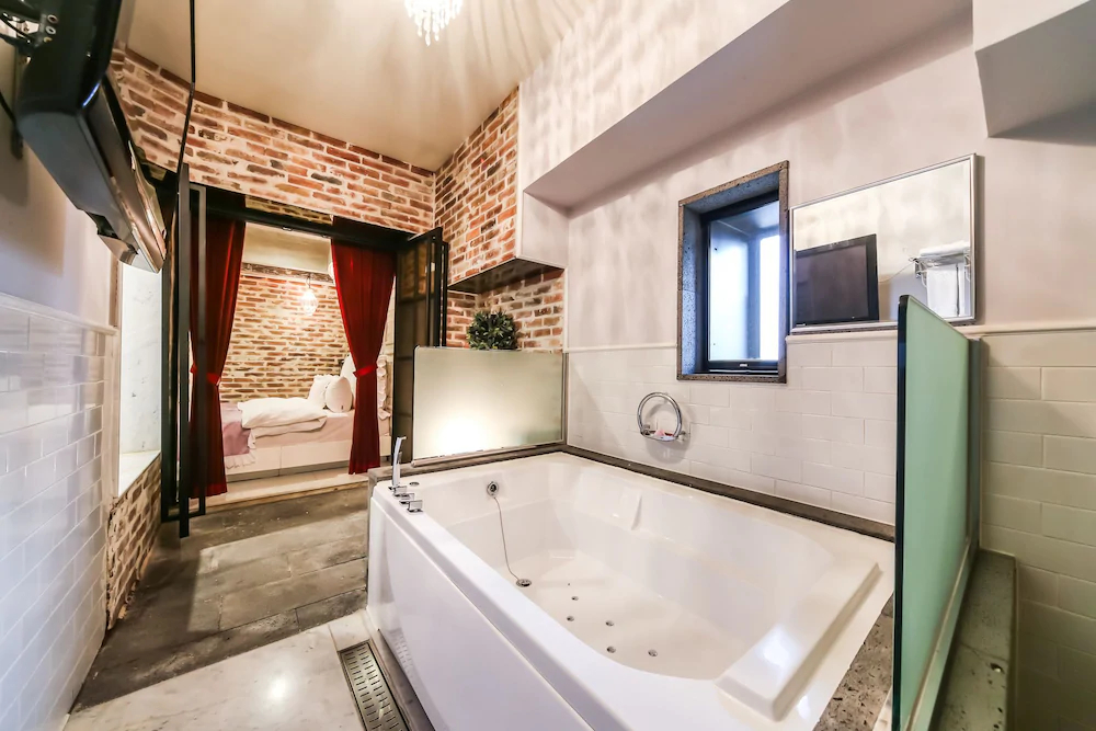 Hotel February Suseong