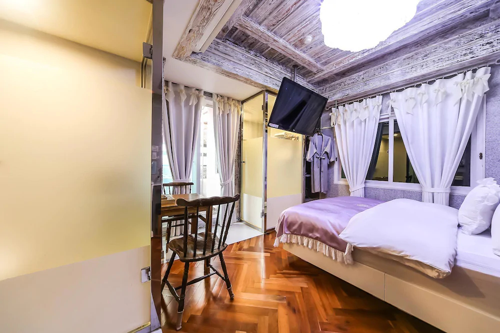 Hotel February Suseong