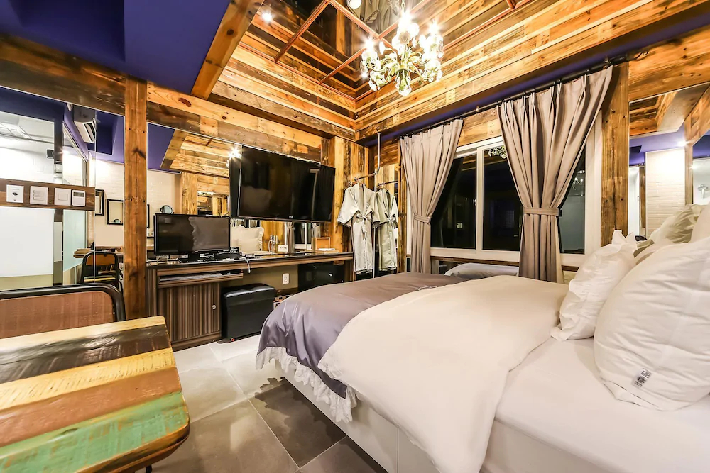 Hotel February Suseong