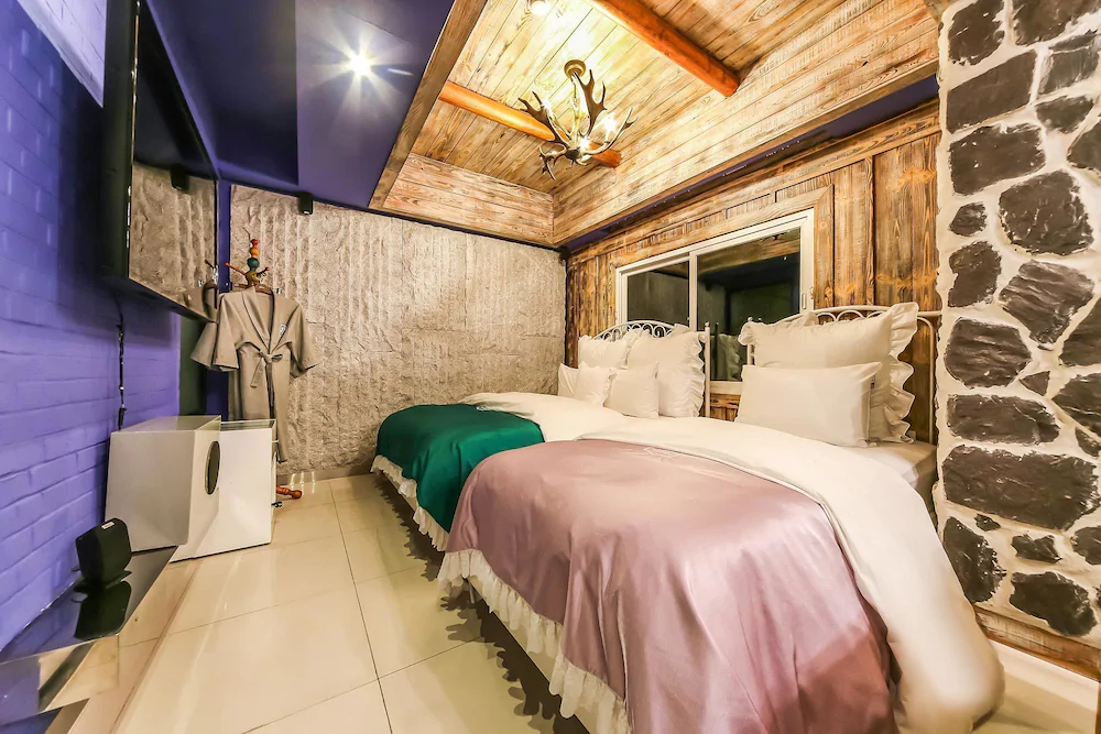 Hotel February Suseong