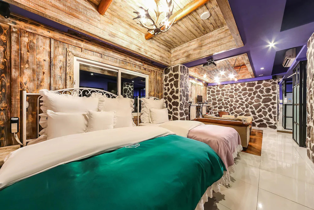 Hotel February Suseong