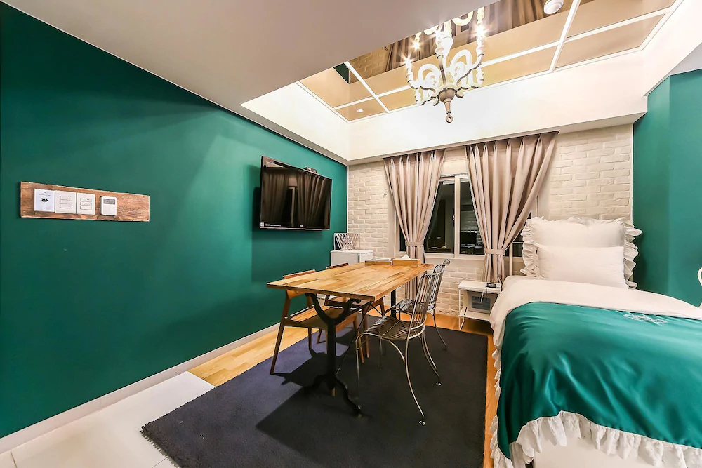 Hotel February Suseong