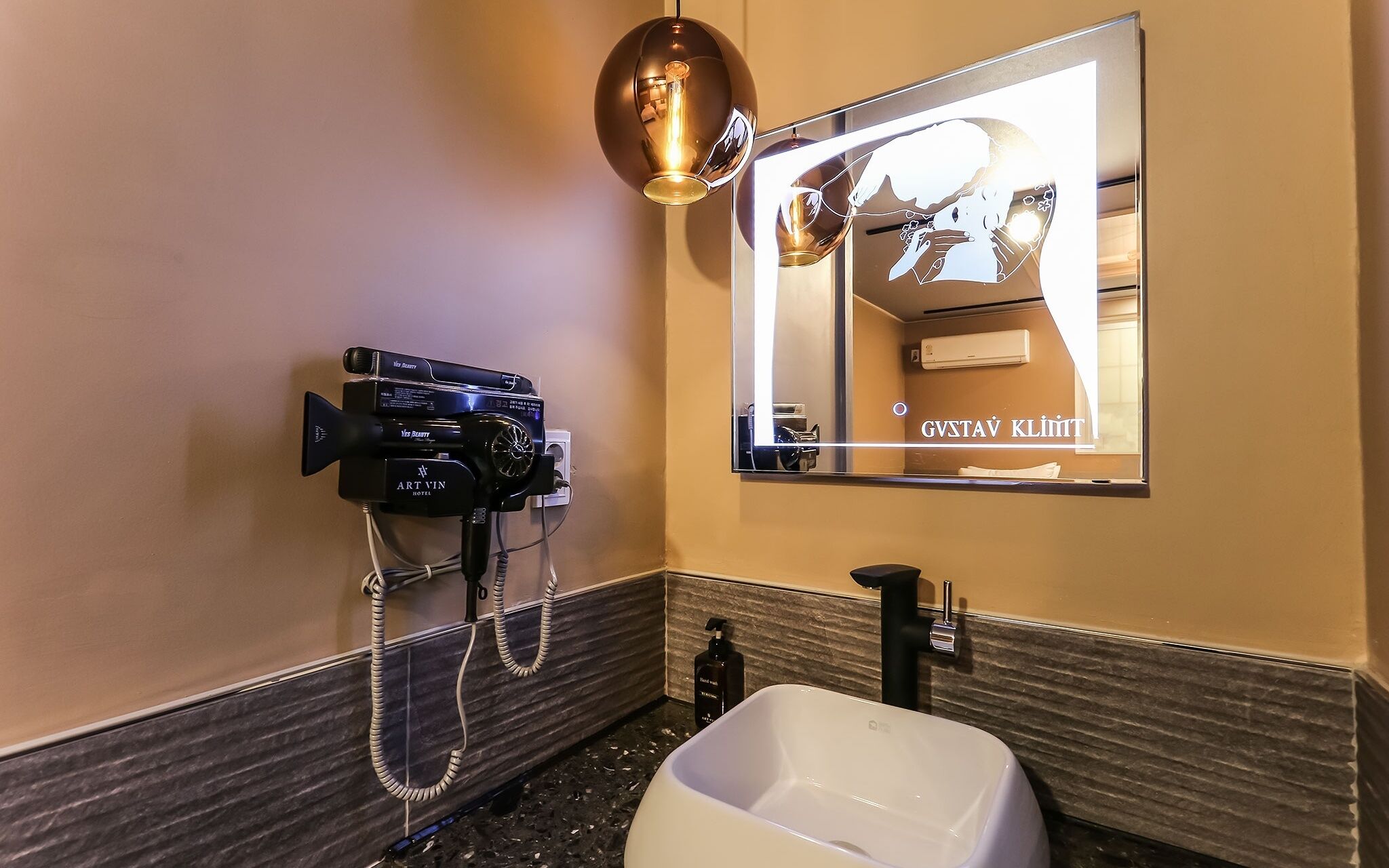 Daejeon Jungri Hotel Art Bin