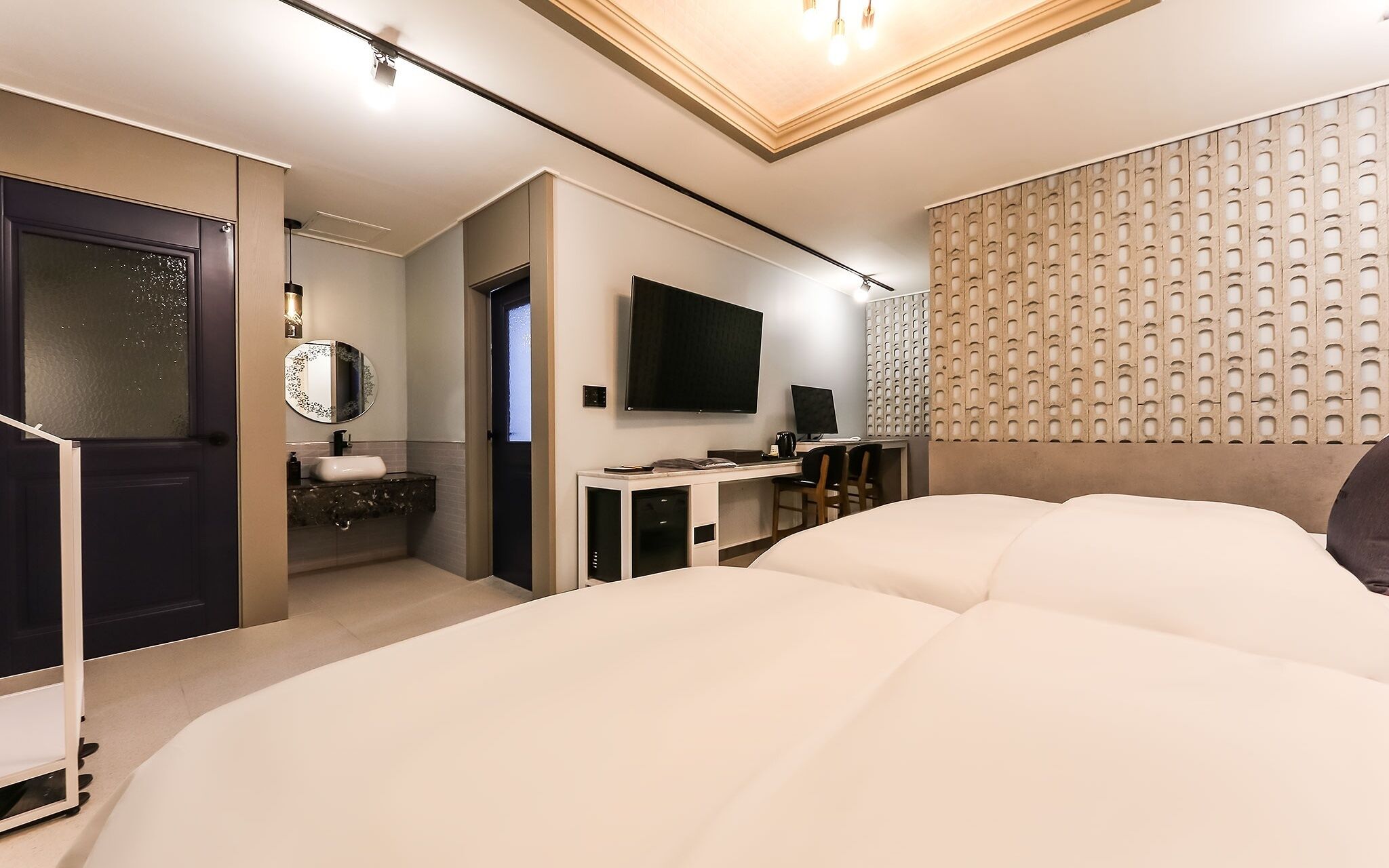 Daejeon Jungri Hotel Art Bin