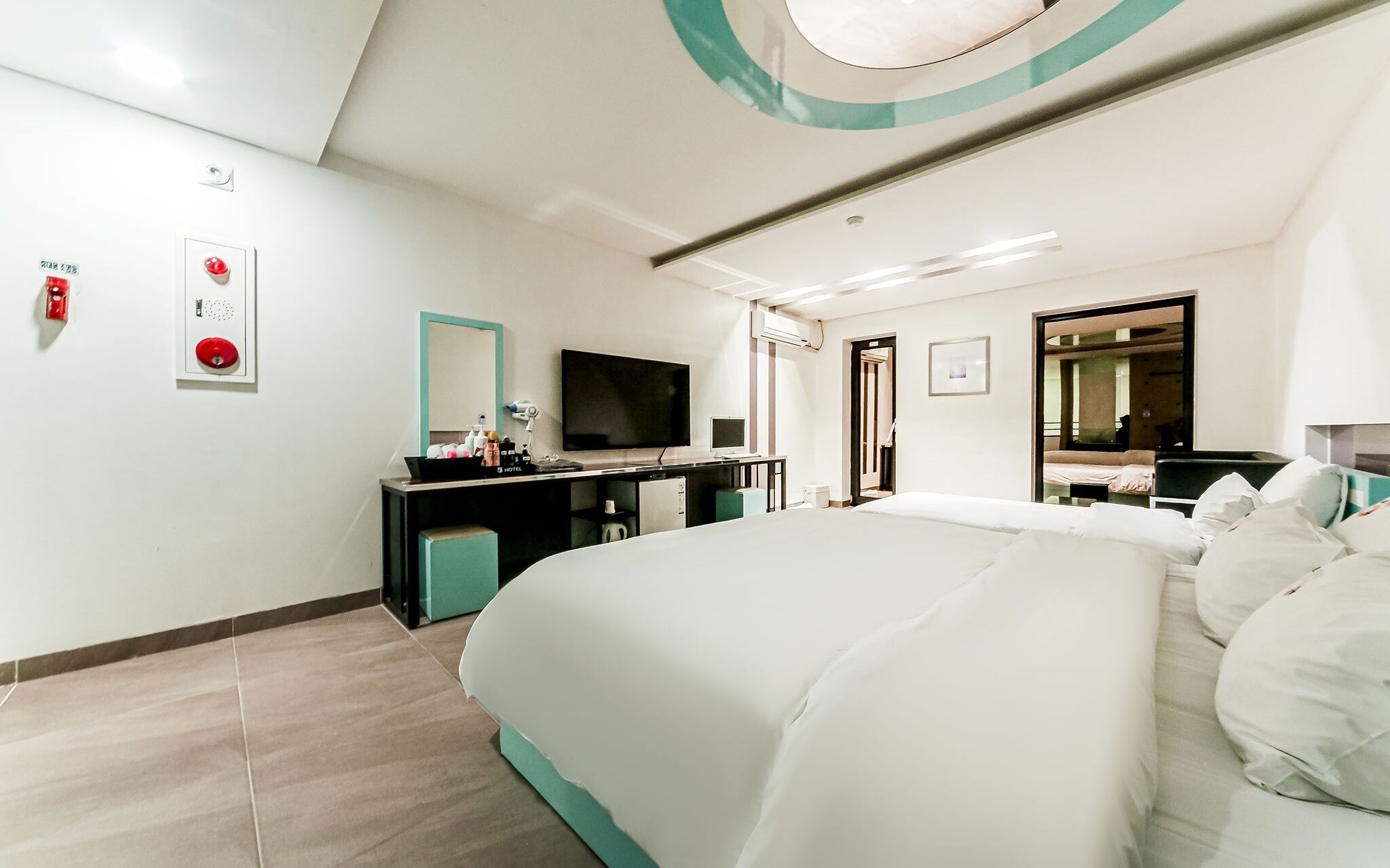 Five Hotel