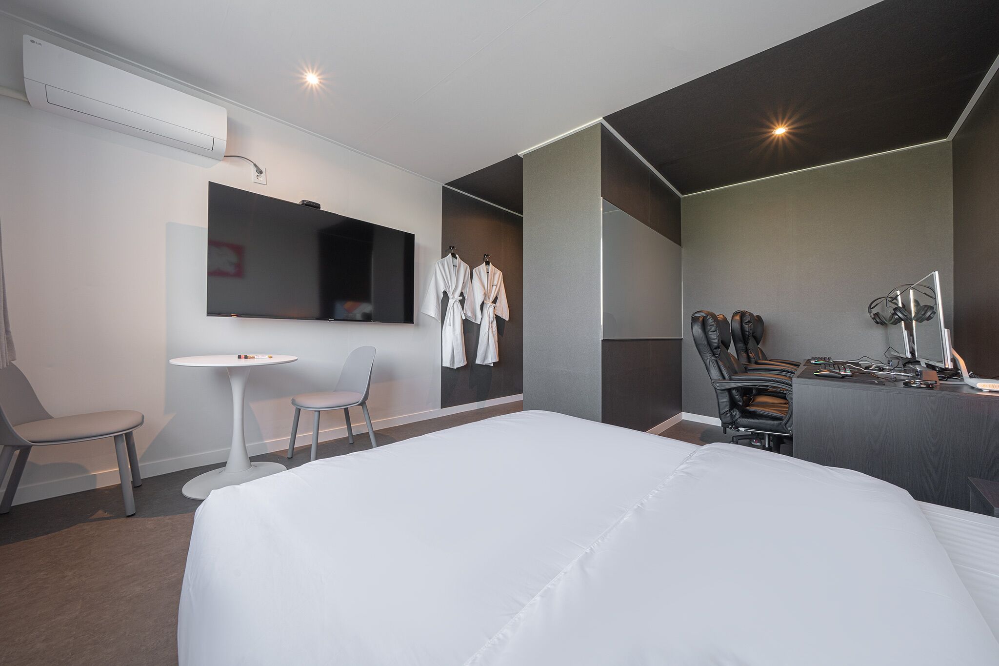 Workers Hotel Daejeon by Aank