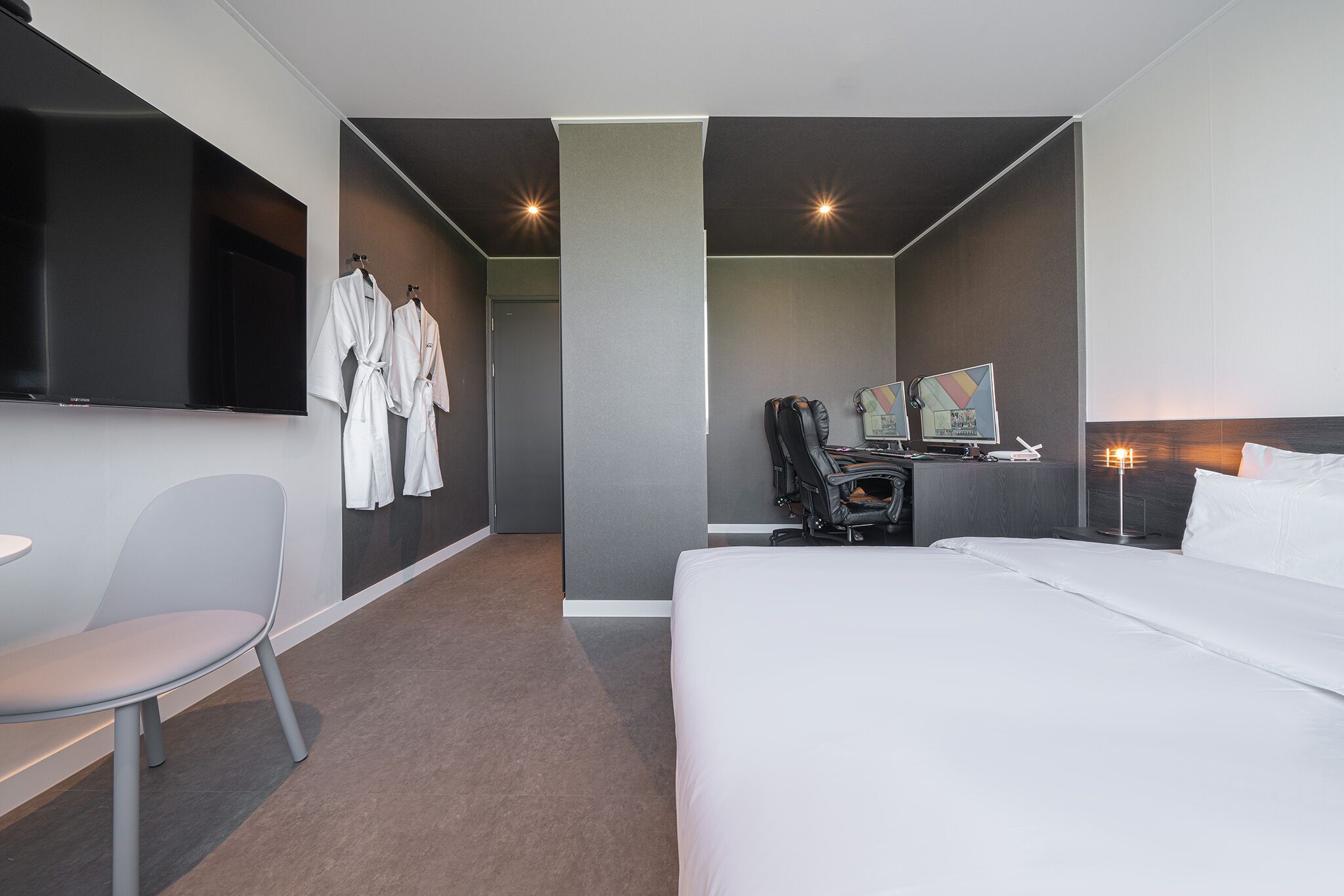 Workers Hotel Daejeon by Aank