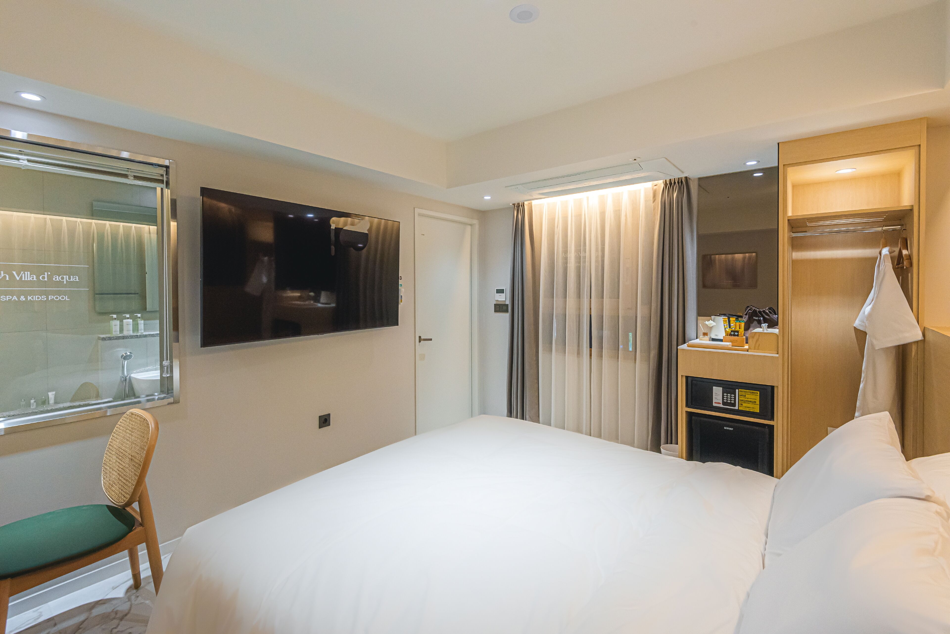 Asherah Villard Aqua Business Hotel